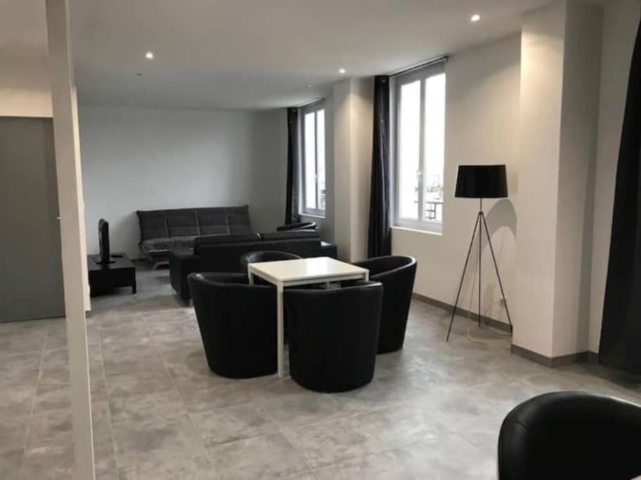 Appartement 10 Pers Face Gare Sncf Appart Hotel Le Cygne A Бурж Екстериор снимка